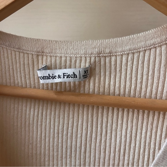 Abercrombie & Fitch cropped short sleeve button down ruffle hem sweater- xs - Picture 3 of 12